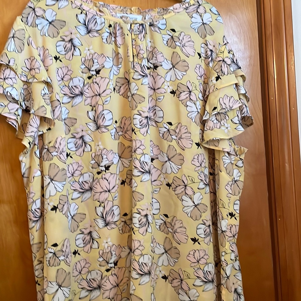 NWOT pale yellow floral short sleeve blouse